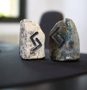 Jara logo på to forskellige sten