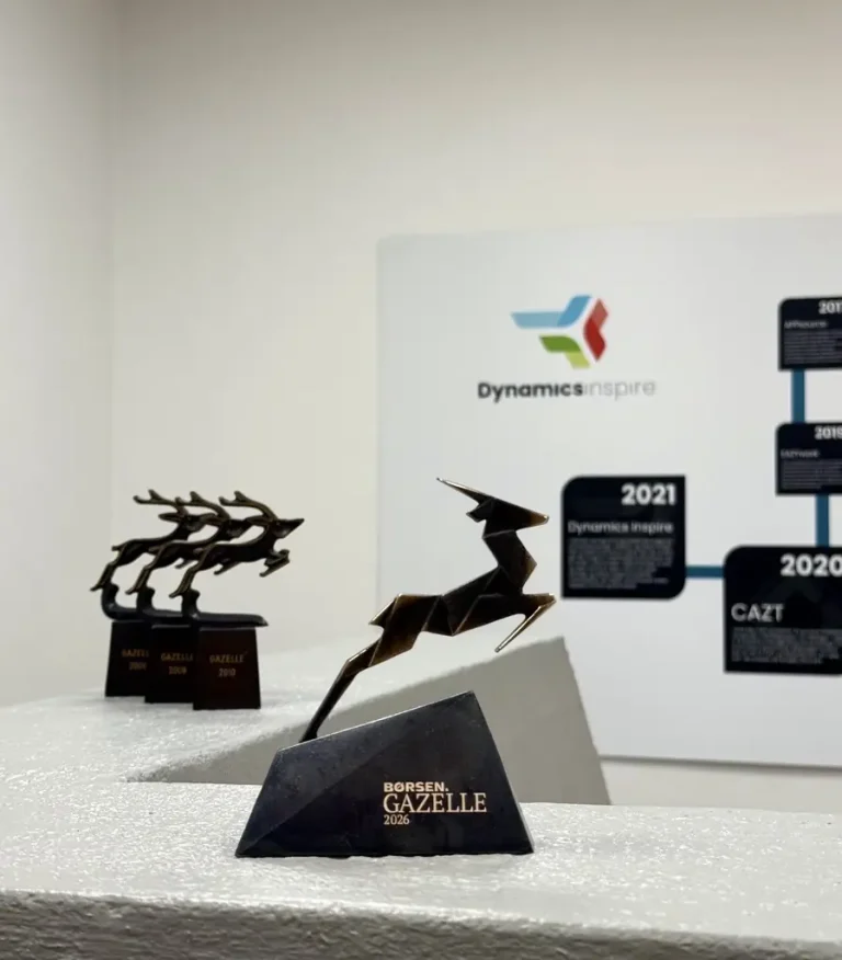B&oslash;rsen Gazelle 2026-statuetten foran Dynamics Inspires logo og tidslinje p&aring; kontoret